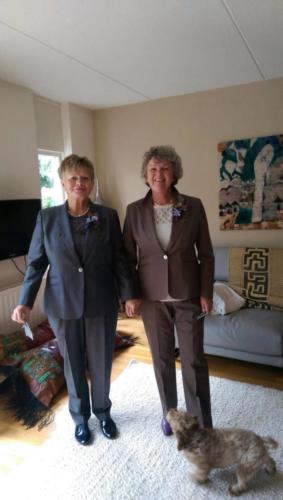 Dames maat kostuums gemaakt voor huwelijk van Christa en Joke in bruin en blauw