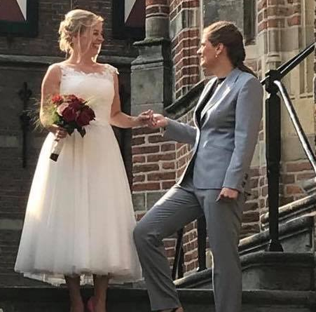 Dames maatkostuum gemaakt voor bruid Renee in grijs met bijpassende maatblouse