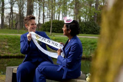 Dames maatpak  gemaakt van helder blauwe stof met gilet en bijpassende riem voor Sweta en Sandra