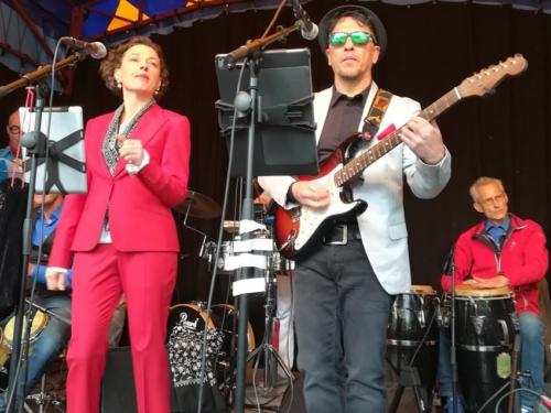 Dames maatpak gemaakt in rood voor Monica