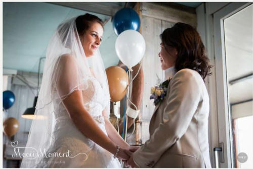 Dames maatpak gemaakt voor Mijet van glanzend zandkleurige wol