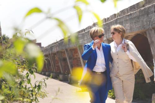 Dames maatpakken, trouwkostuum gemaakt voor huwelijk Ann  Annick in  helder blauw