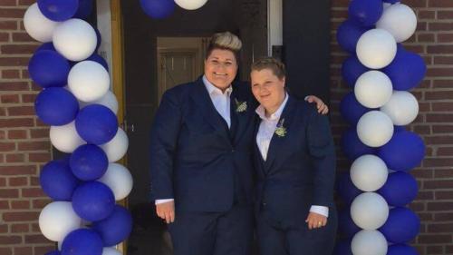 Dames maatpakken in blauw met eigen model en pasvorm gemaakt voor Jessica en Rowena