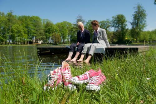 Dames maatpakken met gilets en maatblouses voor Jessica en Odette