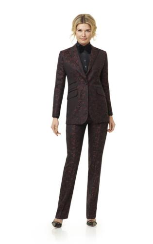 Dames smoking op maat gemaakt met strikje en zwarte vrouwelijke smoking blouse