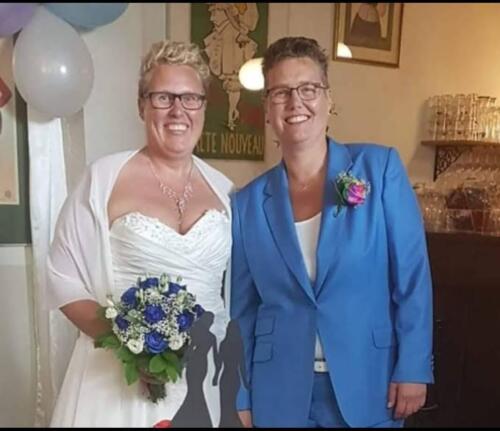 Dames trouwkostuum lichtblauw gemaakt voor huwelijk van Pauline