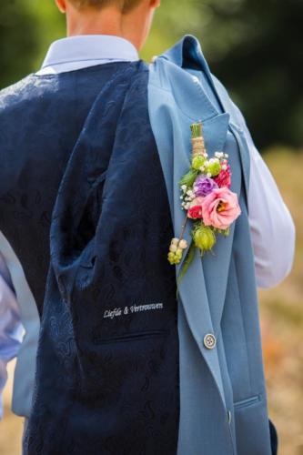 Dames trouwpakken gemaakt zachte soepele blauwe stoffen voor huwelijk van Marlon en Brenda met persoonlijke borduring in het jasje