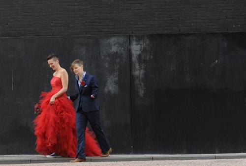 Damesmaatpak gemaakt voor Sandra van blauwe kreukvrije  coolwool met bijpassend gilet. Maatblouse gemaakt van lichtblauwe katoen