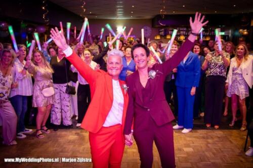 Damestrouwpakken-gemaakt-in-rood-en-wijnrood