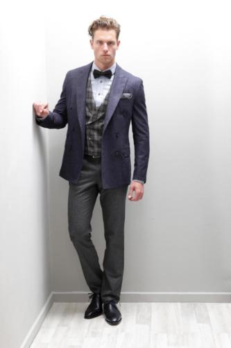 Dinnerjacket gemaakt van paarse zachte flannel met bruin ruit smoking gilet en grijze flannel pantalon