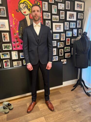 Donkerblauw-Italiaans-trouwpak-met-vest