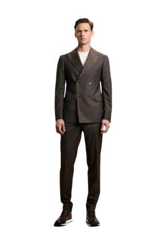 Double-breasted-pak-op-maat-met-sneakers