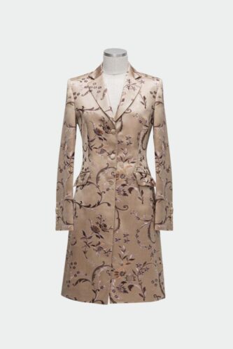 Feestelijk-lang-vrouwelijk-colbert-gemaakt-van-zijde