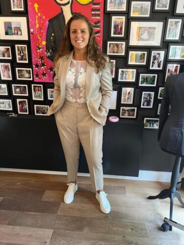 Feestelijk-pak-vrouw-beige