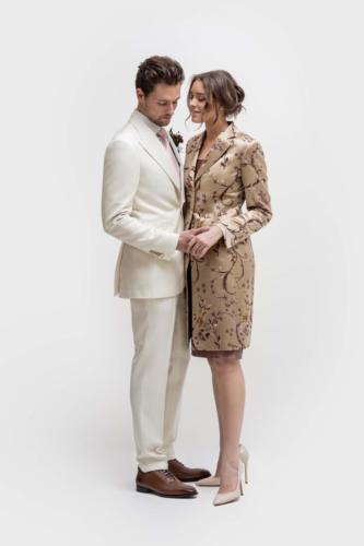 Feestelijk lang dames colbert op maat gemaakt van bewerkte zijde