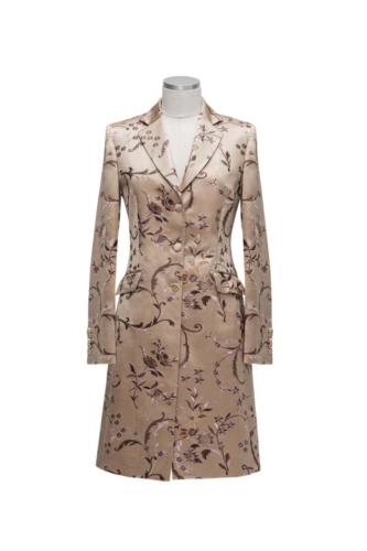 Feestelijk lang vrouwelijk colbert gemaakt van zijde met wol