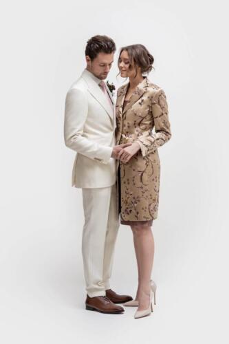 Feestelijke-jurk-met-bijpassend-lang-colbert-op-maat-gemaakt-van-zijde-damesmaatkleding