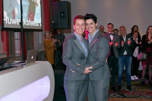 Feestelijke dames pakken op maat gemaakt gemaakt van niet kreukende lichte wol met zijde bewerkte revers en bijpassend gilet