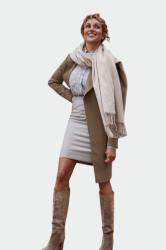 Getailleerd-mantelpak-vrouw-met-lang-colbert