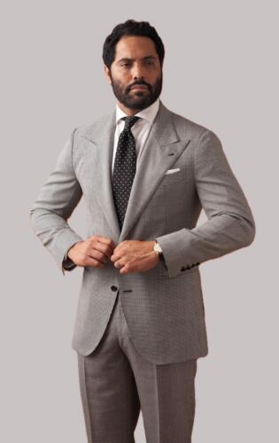 Grijze-ruit-zakelijk-maatkostuum-gemaakt-van-HS-stoffen 