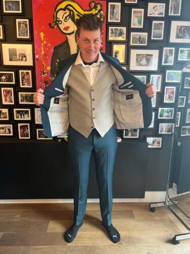 Groen-trouwpak-met-zandkleurig-gilet