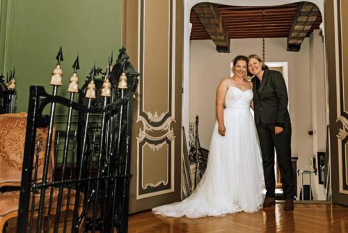 Groen dames pak op maat gemaakt voor Sanne met zwarte maatblouse