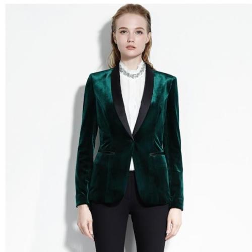 Groen smoking jasje op maat gemaakt van Scabal veloers met zijde accenten