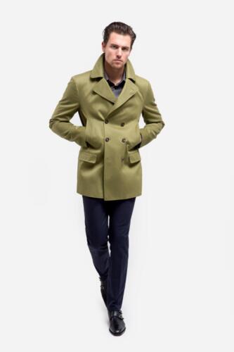 Groene-trenchcoat-gemaakt-van-zachte-waterafstotende-katoen 