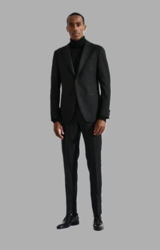 Italiaanse-smoking-zwart-gemaakt-van-Scabal-stoffen