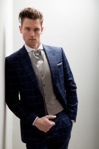 Klassiek-trouwpak-op-maat-in-ruiten-stof 