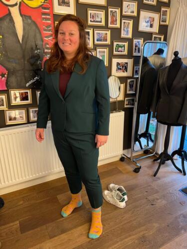 Kostuum-op-maat-vrouw-groen