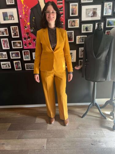 Kostuum-vrouw-zakelijk-geel