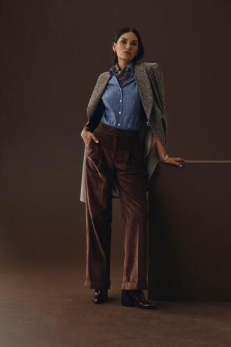 Lang-colbert-vrouw-met-ribcord-broek-gemaakt-van-Holland-and-Sherry-stoffen