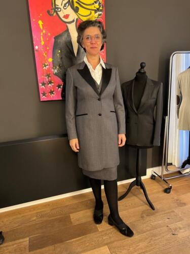 Lang-vrouwelijke-blazer-met-bijpassende-rok