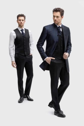 Lang trouwcolbert met opstaande kraag en ascot das gemaakt van stof colbert