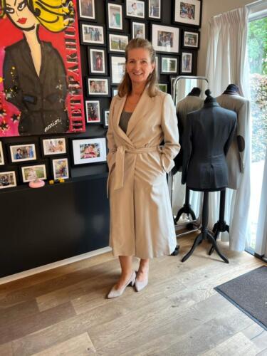 Lange-mantel-zakelijk-vrouw