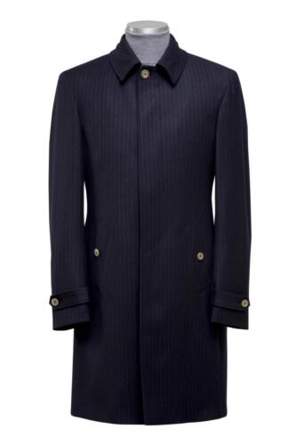 Lange-overjas-bij-kostuum-in-blauwe-streep 