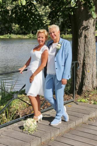 Licht blauw bruidskostuum gemaakt met zijde afgewerkte revers, knopen en zakjes voor huwelijk van Bernadette