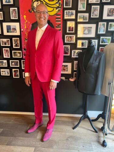 Maatkostuum-roze-met-gilet