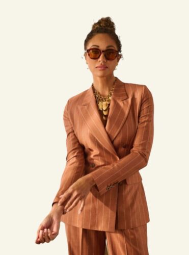 Maatpak vrouw zakelijk en casual