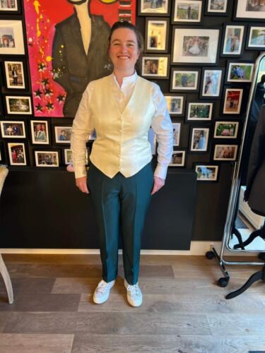 Maatpak-vrouw-met-gilet-voor-promotie-universiteit