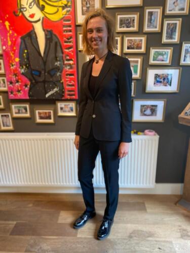 Maatpak-vrouw-voor-promoveren