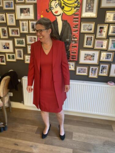 Mantelpak-met-jurk-in-rood