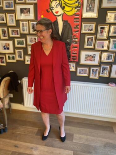 Mantelpak-met-jurk-in-rood