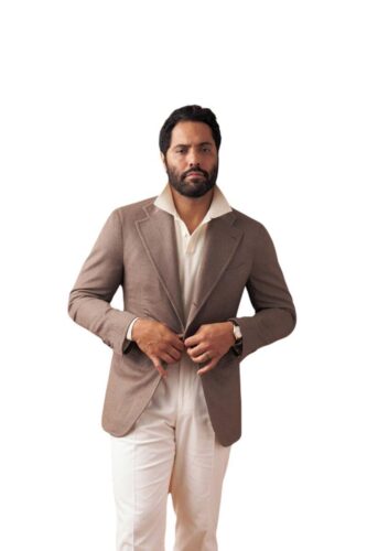 Modern-pak-op-maat-met-beige-blazer-en-witte-broek