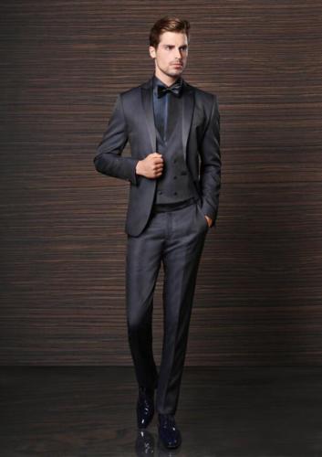 Nachtblauwe smoking met gilet gemaakt van Zegna stoffen met bijpassend gilet