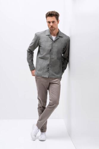 Overhemd-op-maat-gemaakt-met-grote-zakken-en-wijde-kraag-en-rechte-onderkant