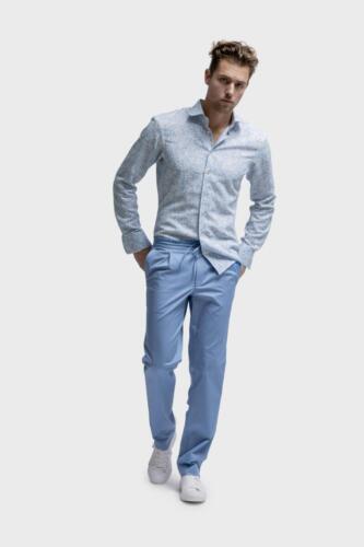 Overhemd-op-maat-gemaakt-van-katoen-met-blauw-zacht-gele-print