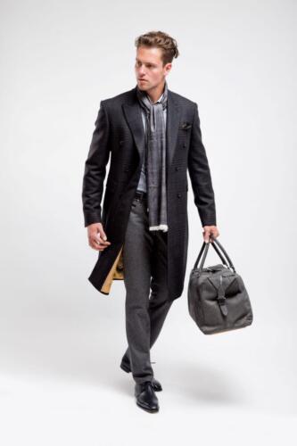 Overjas-bij-zakelijk-pak-op-maat-gemaakt