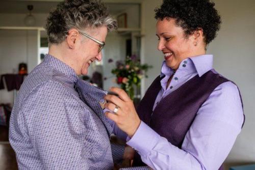 Paarse vrouwelijke broekpakken met gilet en maat blouse gemaakt voor Jolijn  Noehmi